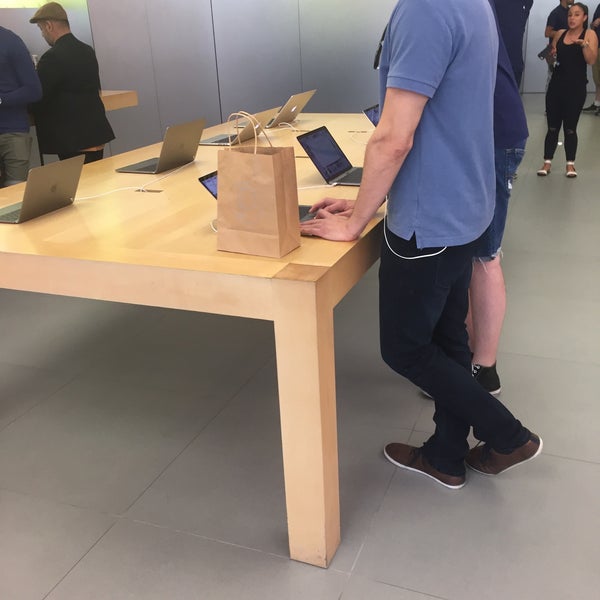 Photo taken at Apple Sainte-Catherine by Paul L. on 9/18/2017