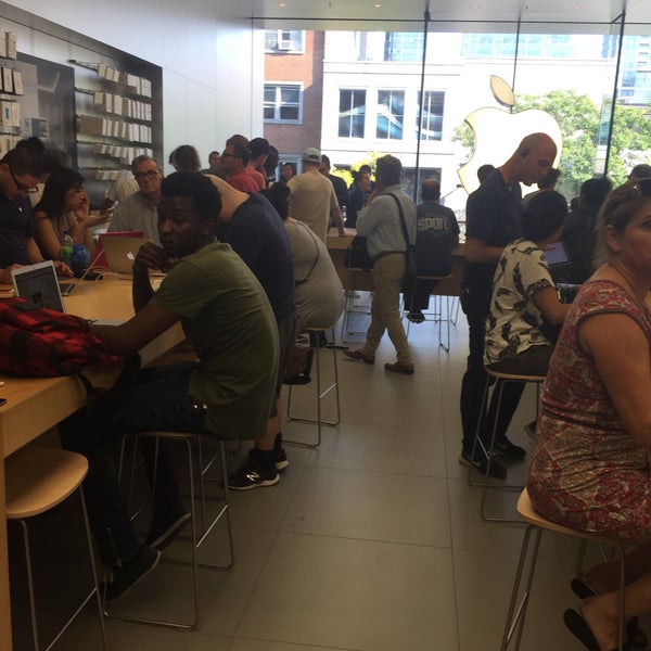 Photo taken at Apple Sainte-Catherine by Paul L. on 9/17/2017