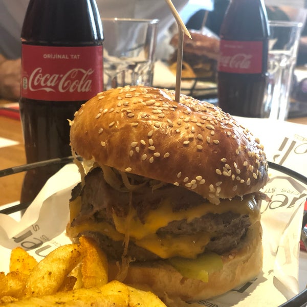 รูปภาพถ่ายที่ Mengoli Burgers Steak Fries โดย Aytaç B. เมื่อ 4/25/2019