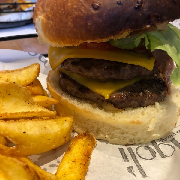 10/22/2018 tarihinde Aytaç B.ziyaretçi tarafından Mengoli Burgers Steak Fries'de çekilen fotoğraf