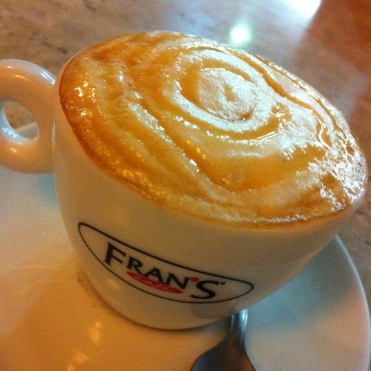 Photo taken at Fran&#39;s Café Moema by Carmen R. on 9/24/2012