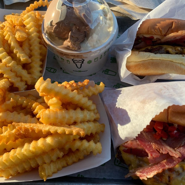 Photo taken at Shake Shack by Ahsan A. on 12/3/2021