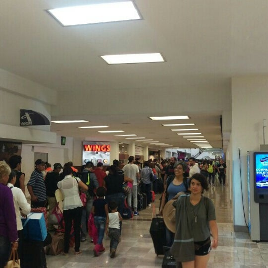 Fotos en VivaAerobus Puerta de embarque del aeropuerto Fotos en VivaAerobus Puerta de embarque del aeropuerto