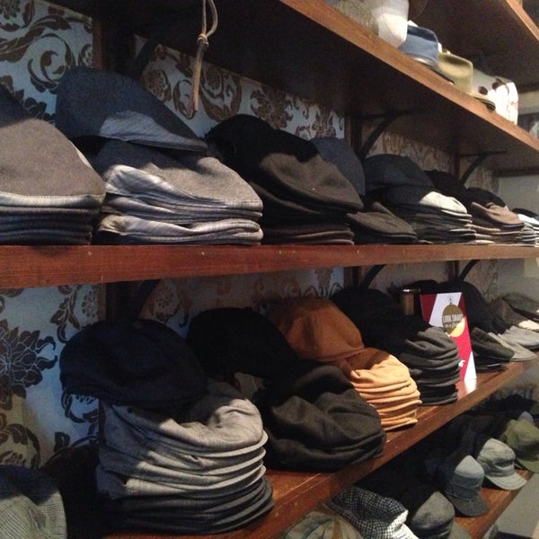 รูปภาพถ่ายที่ Goorin Bros. Hat Shop - French Quarter โดย James W. เมื่อ 12/24/2013