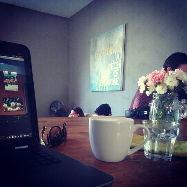 2/19/2013 tarihinde Jin C.ziyaretçi tarafından Vintage Heart Coffee'de çekilen fotoğraf