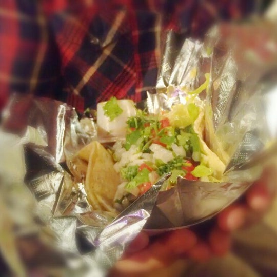 รูปภาพถ่ายที่ Art of Tacos โดย Jin C. เมื่อ 9/23/2012