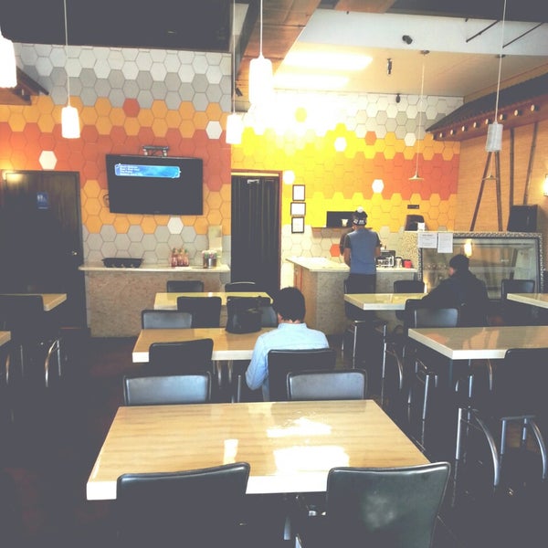Foto scattata a Honey Bee Teahouse and Fast Food da Jin C. il 11/29/2013