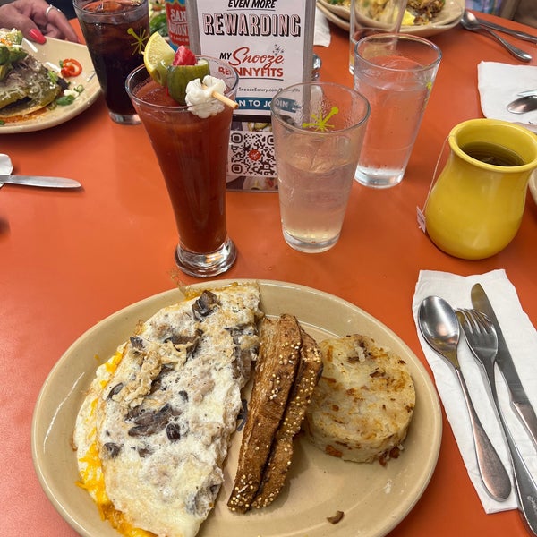 Photo taken at Snooze, an A.M. Eatery by Elizabeth E. on 5/7/2022