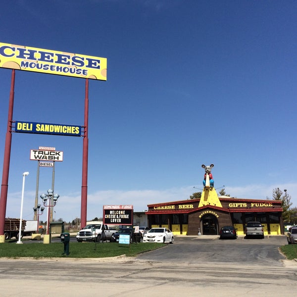 Foto tirada no(a) Mousehouse Cheesehaus por Elizabeth E. em 4/18/2015