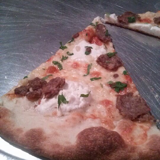 Photo prise au Joe&#39;s Pizza - Hollywood Blvd par Katerina le12/12/2012