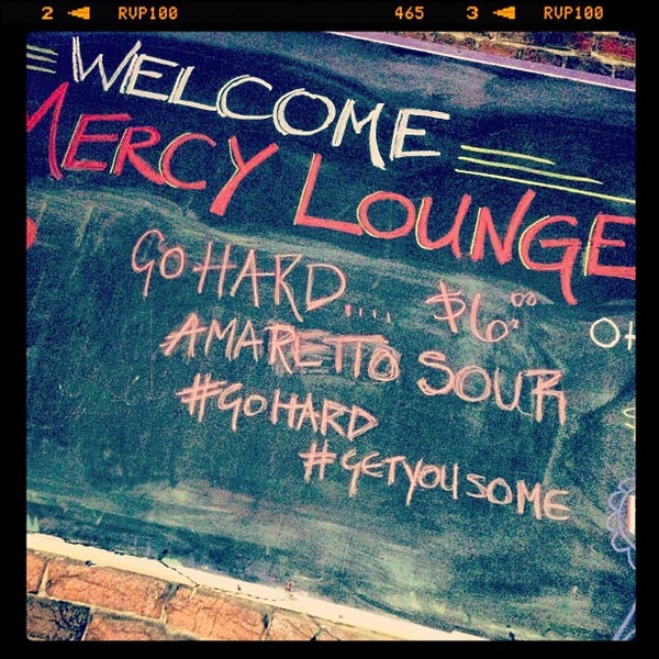 รูปภาพถ่ายที่ Mercy Lounge โดย Andrew M. เมื่อ 2/9/2013