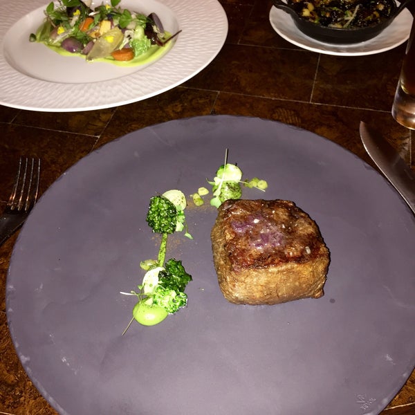 Foto diambil di Bourbon Steak oleh Justine B. pada 3/16/2015