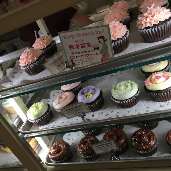 Photo taken at Magnolia Bakery by Yui on 5/8/2016
