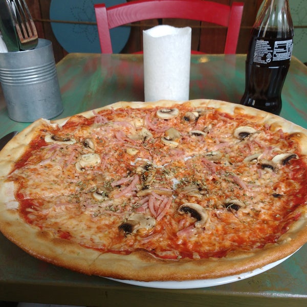 Ótimo custo benefício. A pizza "individual" é bem grande. A Capricciosa (champignon e presunto) custou 115 NOK. Também fazem para levar (take-out).