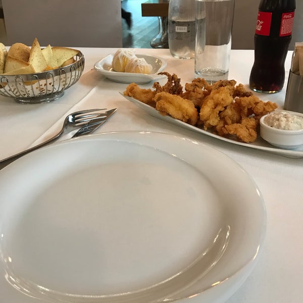 Das Foto wurde bei Yelken Restaurant von Rıfat am 6/21/2018 aufgenommen