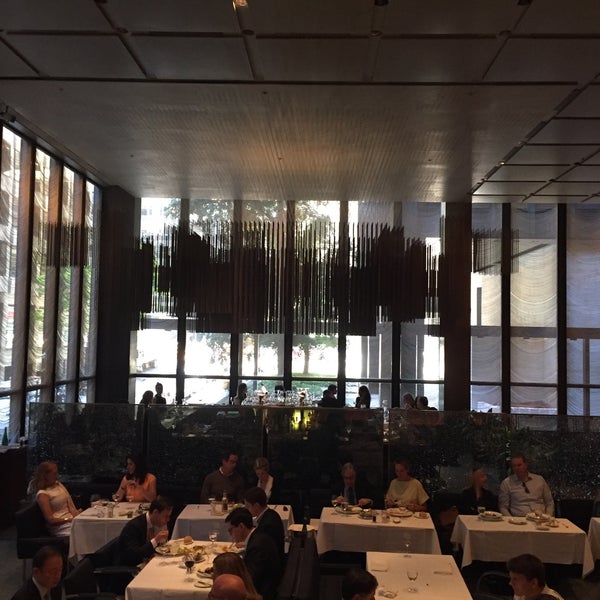 Das Foto wurde bei The Four Seasons Restaurant von Amanda S. am 6/10/2016 aufgenommen