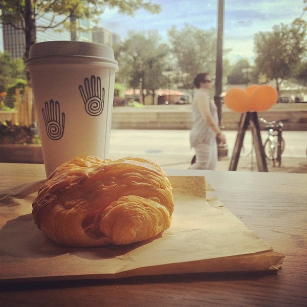 รูปภาพถ่ายที่ Peet&#39;s Coffee &amp; Tea โดย Taylor N. เมื่อ 9/2/2014