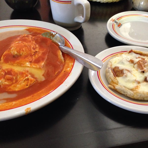 Foto scattata a Hermanas Coraje Restaurante da Alan H. il 12/16/2014