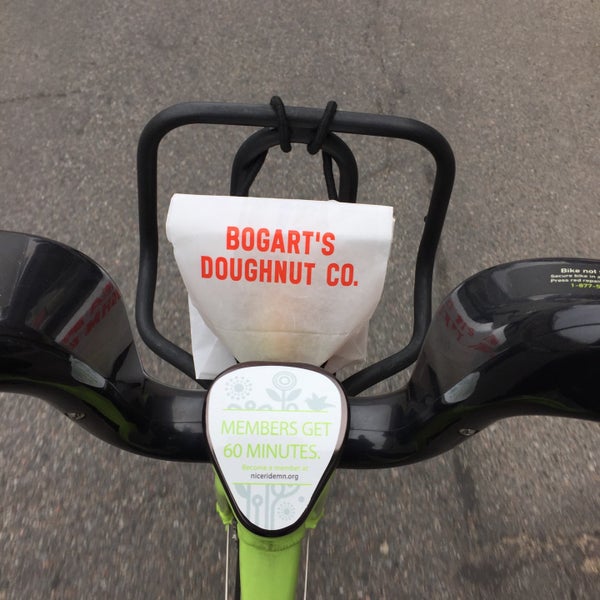 Das Foto wurde bei Bogart&#39;s Doughnut Co. von grow_be am 5/10/2015 aufgenommen