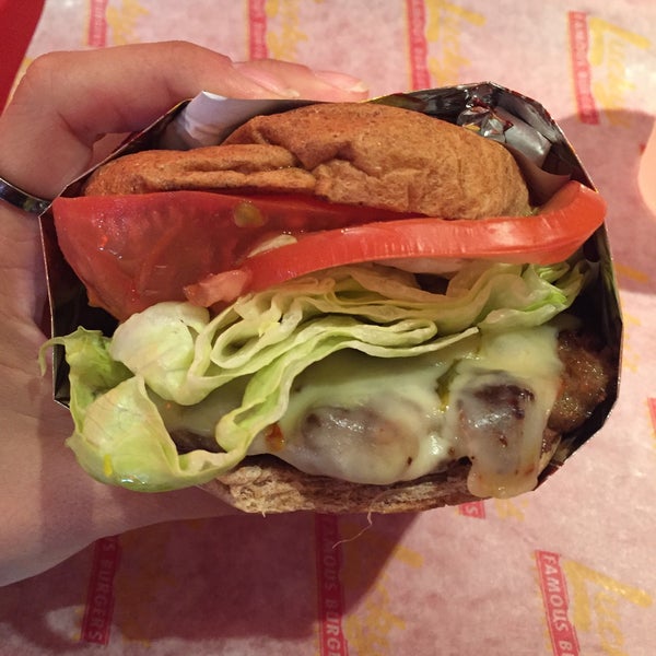 Das Foto wurde bei Lucky&#39;s Famous Burgers von Jenn V. am 6/30/2016 aufgenommen