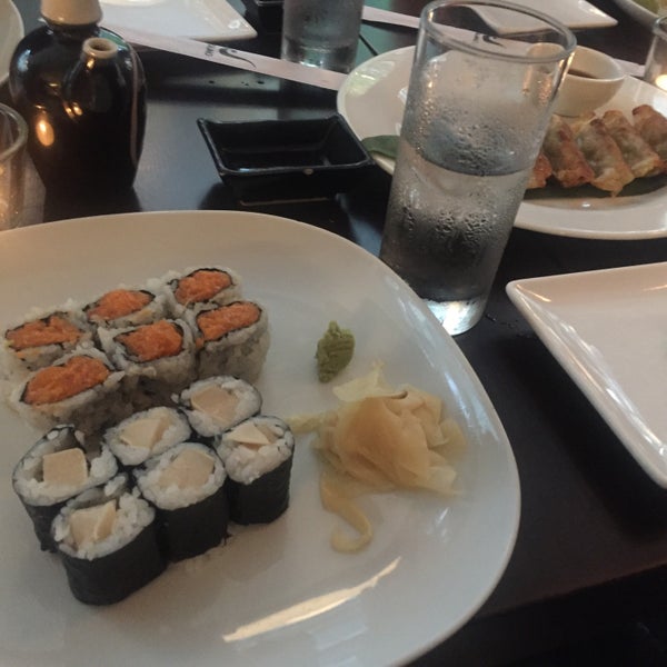 รูปภาพถ่ายที่ Sushi Damo โดย Jenn V. เมื่อ 7/22/2016