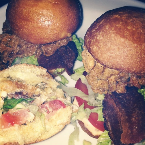 Amazing crispy fried oyster sliders with bacon👍