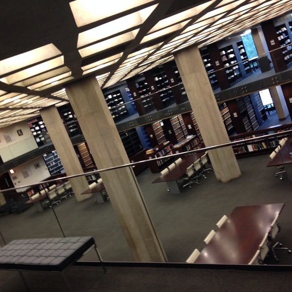รูปภาพถ่ายที่ University Of Chicago Law School โดย Jeff เมื่อ 8/12/2014