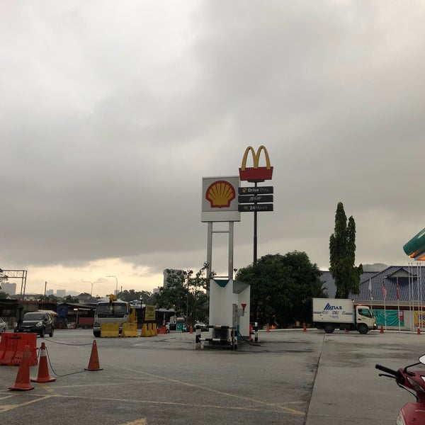 Photo taken at Shell by Kevinkks on 6/29/2018