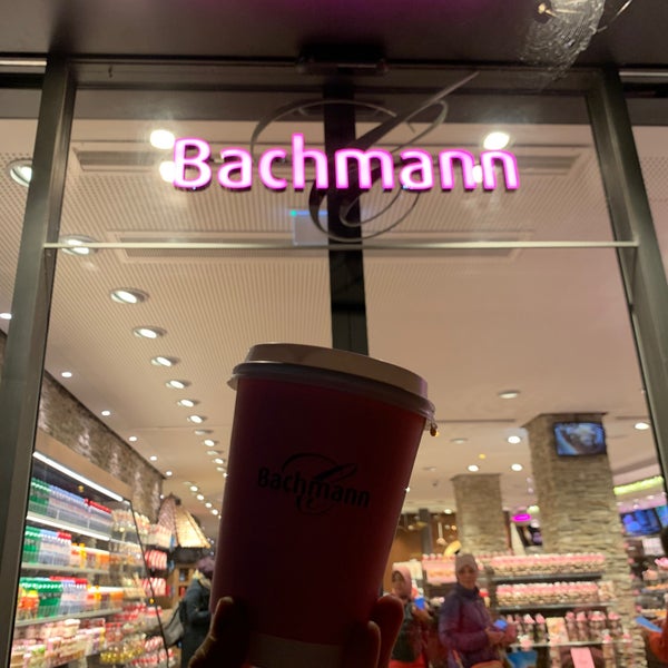 รูปภาพถ่ายที่ Confiserie Bachmann โดย Azureen A. เมื่อ 10/31/2019