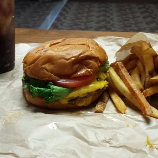 Photo prise au Modern Burger par Shawn M. le8/13/2014