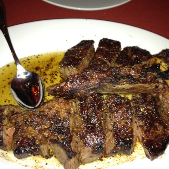 รูปภาพถ่ายที่ DeStefano&#39;s Steakhouse โดย Em L. เมื่อ 2/1/2012