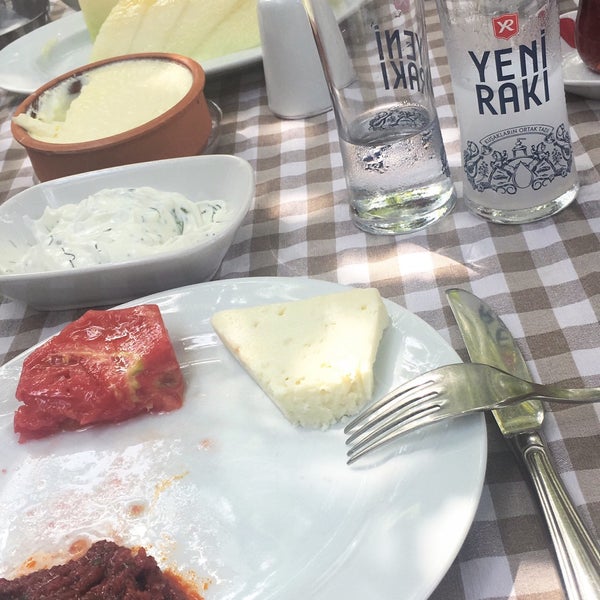 Das Foto wurde bei Kalender Tepe Restaurant von Emre Ç. am 8/16/2019 aufgenommen