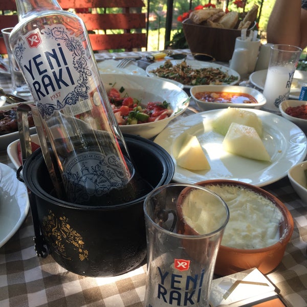 Das Foto wurde bei Kalender Tepe Restaurant von Emre Ç. am 8/25/2019 aufgenommen