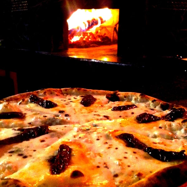 Concepto Italianísimo, atmósfera acogedora, recetas auténticas y pizzas al Horno 100% a la leña,