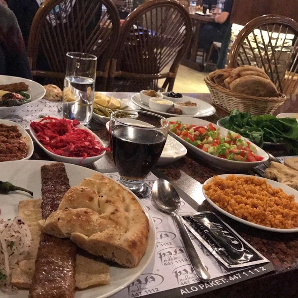 Das Foto wurde bei Paşa Ocakbaşı Restoran von Elif am 6/1/2017 aufgenommen