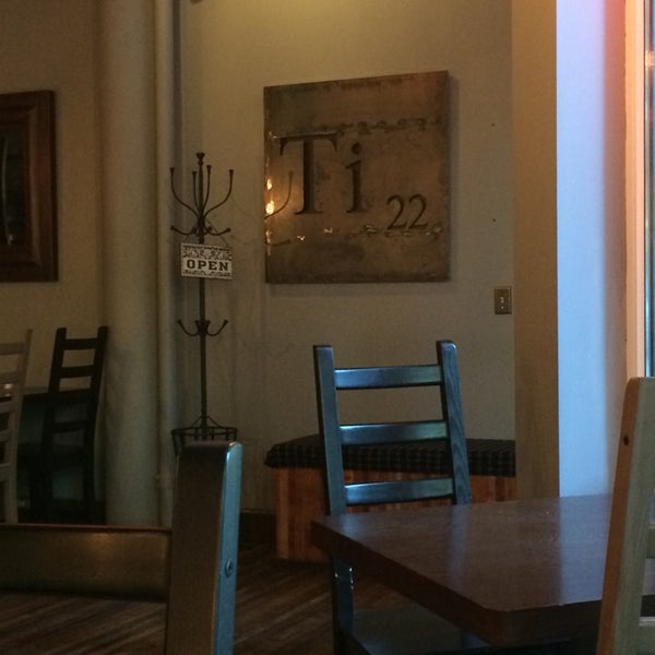 Foto scattata a Ti 22 Restaurant da Cheryl R. il 8/4/2014