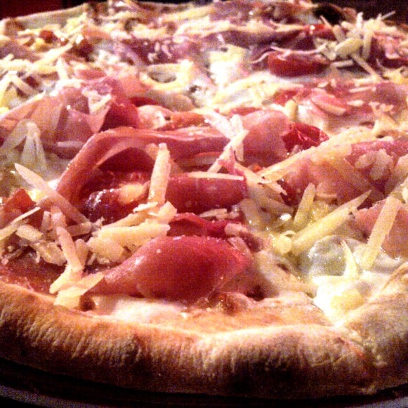 Aqui comes la pizza Original Italiana, técnica traída desde Nápoles,  masa delgada, hecha a Mano y hornada en horno de Leña...te recomiendo la Pizza Tirolese