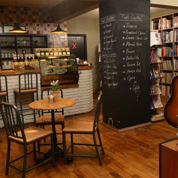 รูปภาพถ่ายที่ Tasarım Bookshop Cafe โดย Tasarım Bookshop Cafe เมื่อ 2/8/2016