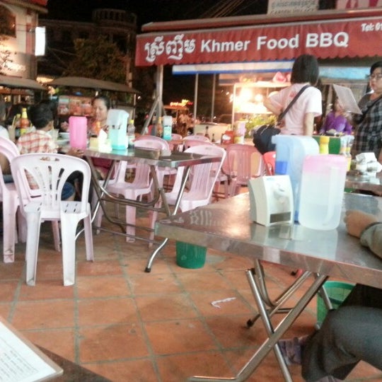 10/6/2012 tarihinde Alexziyaretçi tarafından Khmer BBQ'de çekilen fotoğraf