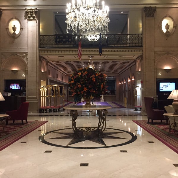Photo taken at The Roosevelt Hotel by Rogerio on 10/12/2018