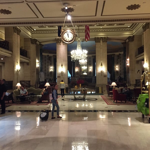 Photo taken at The Roosevelt Hotel by Rogerio on 10/9/2018