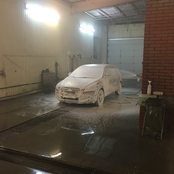 Мойка автомобилей 24. Мойщик днища. Мойка автомобилей 24. Мой автомобиль автомойка. Автомойка автоматическая бесконтактная москва.