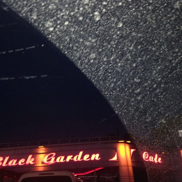Foto tirada no(a) Black Garden Cafe por Talha S. em 4/22/2014