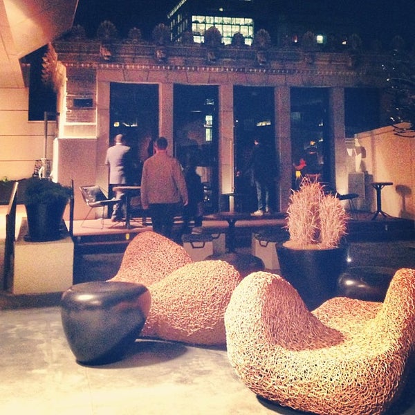 12/20/2012 tarihinde Tim Q.ziyaretçi tarafından Stratus Rooftop Lounge'de çekilen fotoğraf