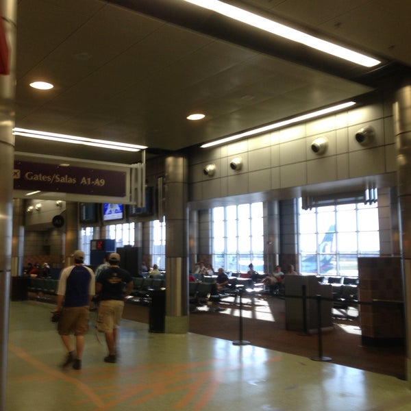 รูปภาพถ่ายที่ San Antonio International Airport (SAT) โดย Jeff C. เมื่อ 5/5/2013