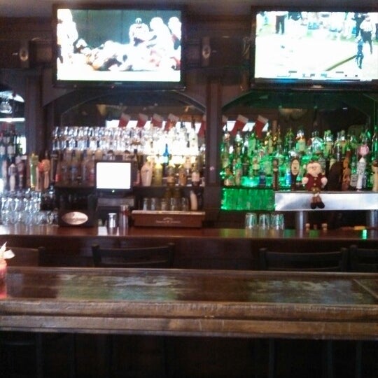 Photo prise au Kennedy&#39;s Premium Bar &amp; Grill par Scott S. le12/7/2013