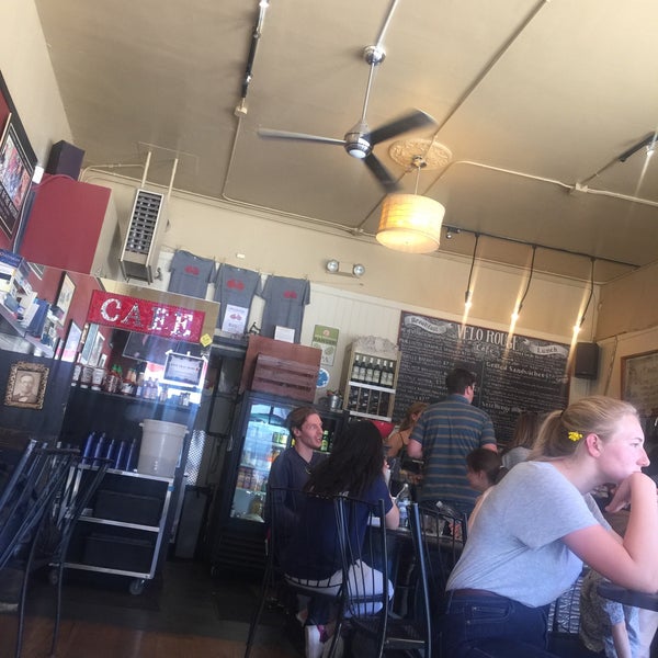 3/29/2018 tarihinde Clay R.ziyaretçi tarafından Velo Rouge Cafe'de çekilen fotoğraf