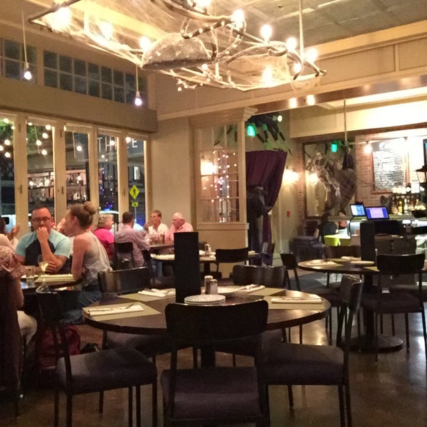 10/26/2017 tarihinde Clay R.ziyaretçi tarafından Three Restaurant &amp; Bar'de çekilen fotoğraf