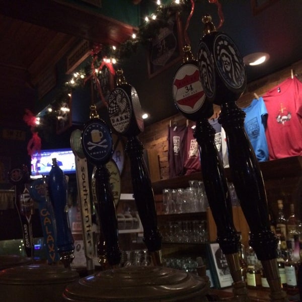 Photo taken at Rogues&#39; Harbor Inn, Restaurant &amp; Brewing by Mark on 12/31/2015