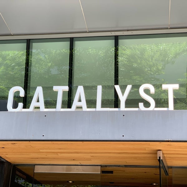 Das Foto wurde bei Catalyst Restaurant von Mark am 7/27/2019 aufgenommen